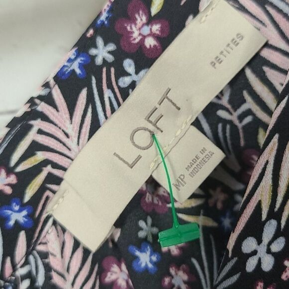 LOFT Petites Meadow Ruffle Strap Shell Flutter Sleeve Floral V-Neck Blouse MP - Picture 3 of 8